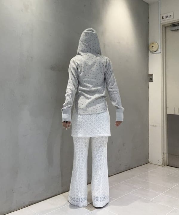 須賀さんの「BEAMS WOMEN｜フラワー サーマル パーカー」を使ったコーディネート