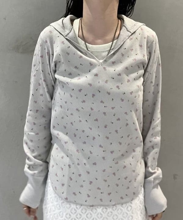 須賀さんの「BEAMS WOMEN｜フラワー サーマル パーカー」を使ったコーディネート