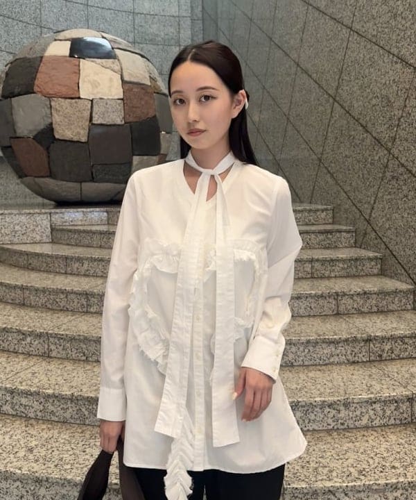 amiriさんの「BEAMS WOMEN｜maturely / オーガニック コットン ハート フリルシャツ」を使ったコーディネート