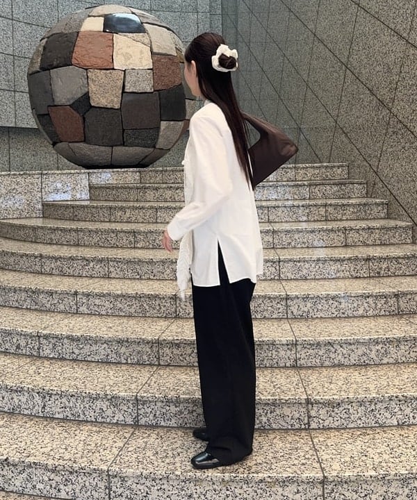 amiriさんの「BEAMS WOMEN｜maturely / オーガニック コットン ハート フリルシャツ」を使ったコーディネート