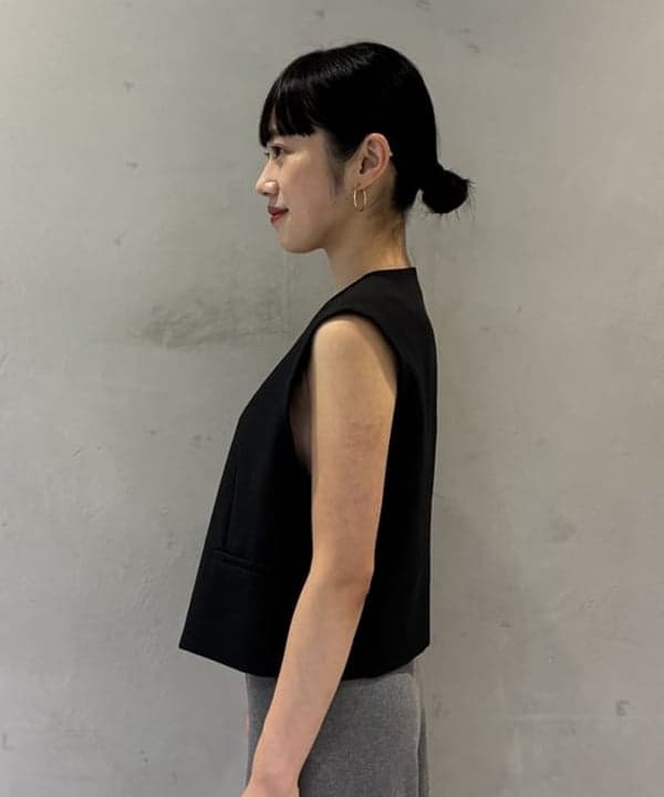 野村 美紅さんの「BEAMS WOMEN｜ヒヨク Vネック ショートジレ」を使ったコーディネート