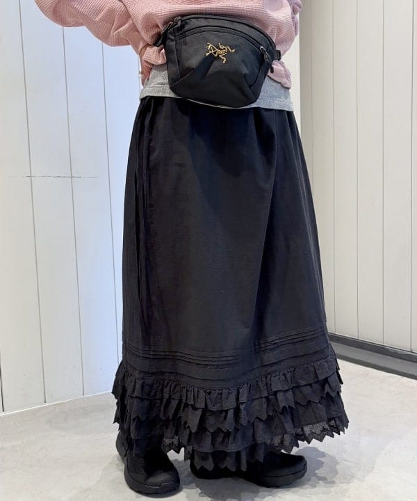 ナガオカ サキさんの「BEAMS WOMEN｜ユーロ ヴィンテージ フリル スカート」を使ったコーディネート