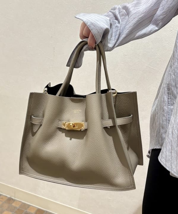 YABUさんの「BEAMS WOMEN｜AK+1 / シアー ストライプ シャツ」を使ったコーディネート