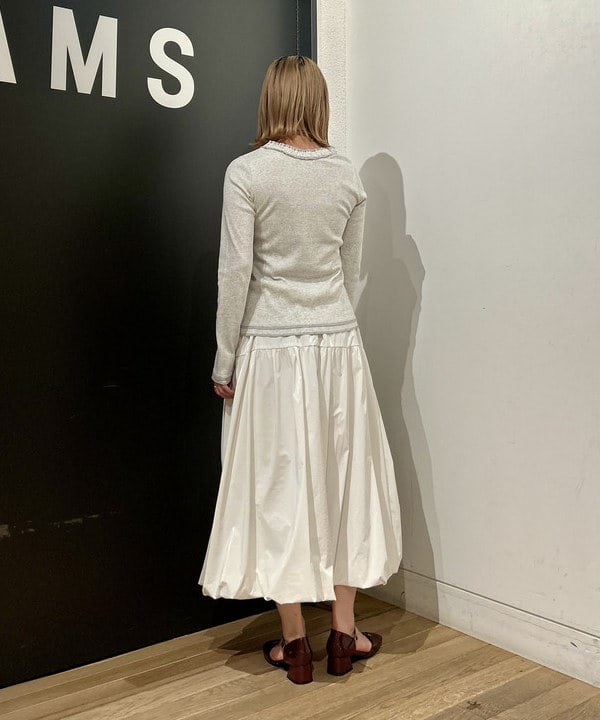 早川 萌子さんの「BEAMS WOMEN｜ギャザー ブレード Vネック トップス」を使ったコーディネート