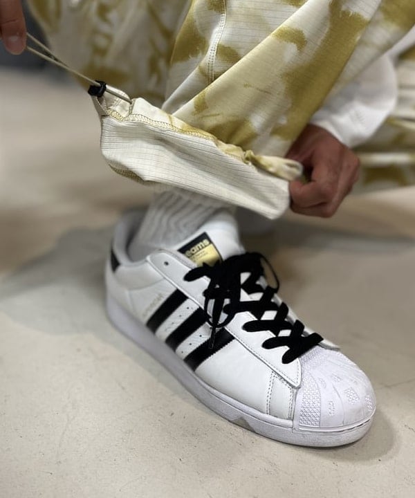 BAKU(東江 漠)さんの「BEAMS WOMEN｜ストレッチ オックスフォード ミニボタンダウンシャツ」を使ったコーディネート