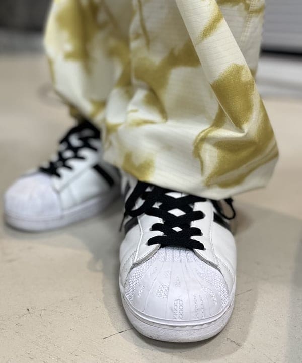 BAKU(東江 漠)さんの「BEAMS WOMEN｜ストレッチ オックスフォード ミニボタンダウンシャツ」を使ったコーディネート