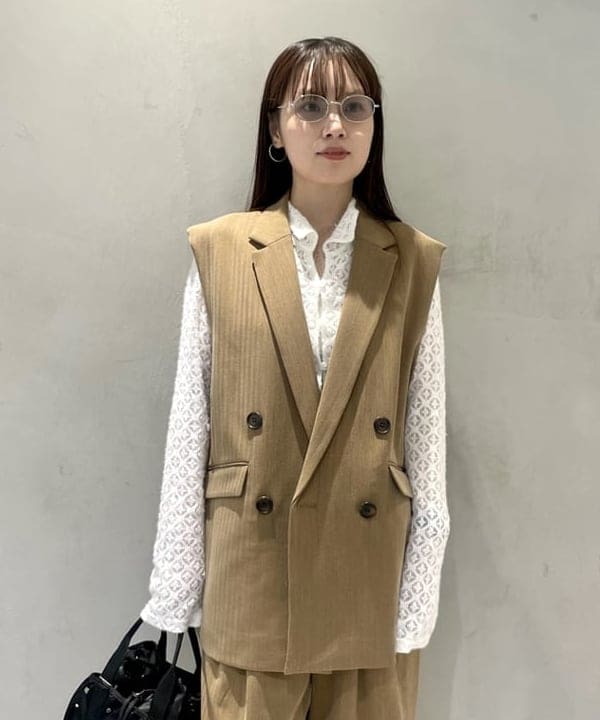 カタヤマ アヤさんの「BEAMS WOMEN｜ヘリンボーン 4ボタン ダブルブレスト ジレ」を使ったコーディネート