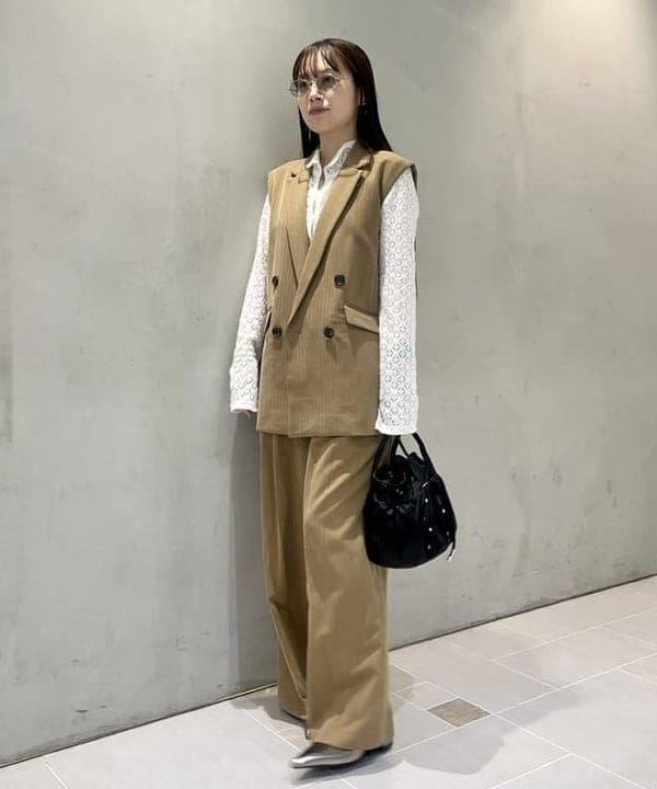 カタヤマ アヤさんの「BEAMS WOMEN｜ヘリンボーン 4ボタン ダブルブレスト ジレ」を使ったコーディネート