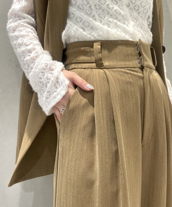 カタヤマ アヤさんの「BEAMS WOMEN｜ヘリンボーン 4ボタン ダブルブレスト ジレ」を使ったコーディネート