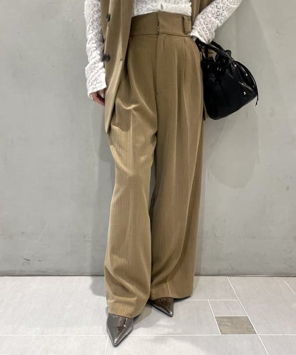 カタヤマ アヤさんの「BEAMS WOMEN｜ヘリンボーン 4ボタン ダブルブレスト ジレ」を使ったコーディネート