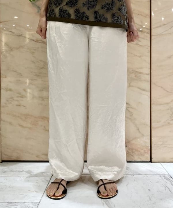 茂野 真楓さんの「BEAMS WOMEN｜モールヤーン フラワー ブラウス」を使ったコーディネート