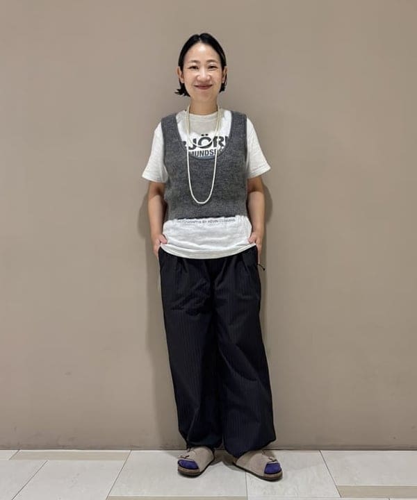 夏イメージのTシャツも「ニットベスト」を重ねれば、即 秋コーデ