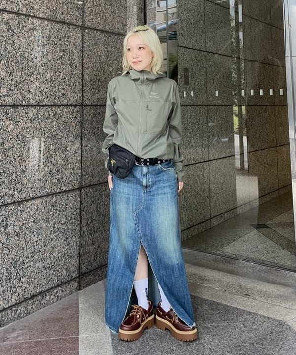 街で着る、“本気”のアウトドア。デニムスカートで着崩す〈ARC’TERYX〉