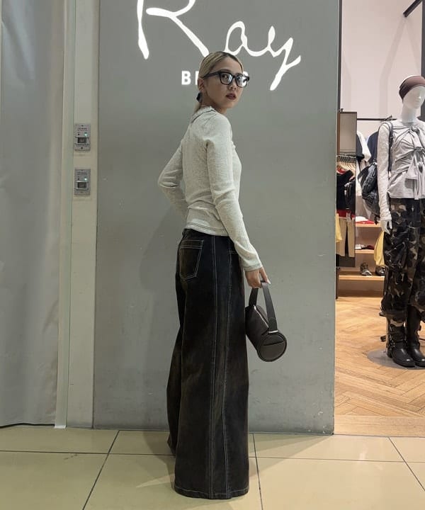 山本 里南さんの「BEAMS WOMEN｜フロッキー デニム ワイド パンツ」を使ったコーディネート