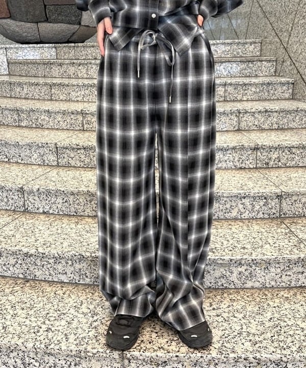 吉田 花さんの「BEAMS WOMEN｜オンブレチェック ビッグ シャツ」を使ったコーディネート