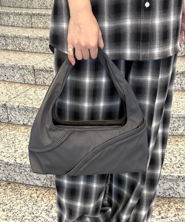 吉田 花さんの「BEAMS WOMEN｜オンブレチェック ビッグ シャツ」を使ったコーディネート