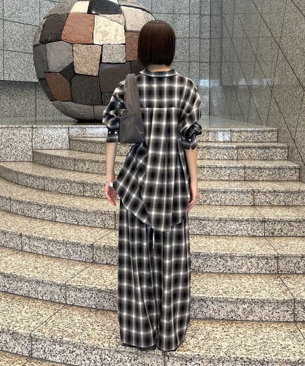 吉田 花さんの「BEAMS WOMEN｜オンブレチェック ビッグ シャツ」を使ったコーディネート