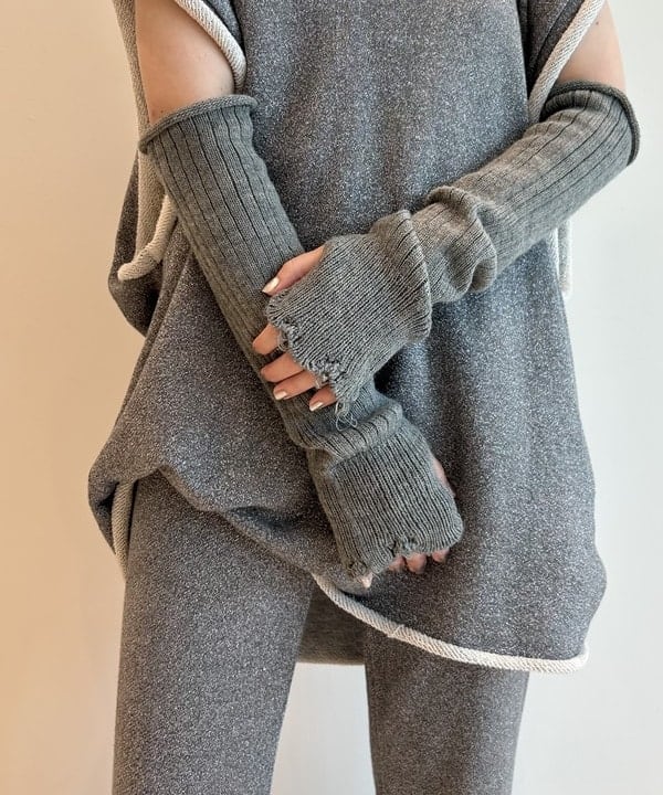 清水 彩乃さんの「BEAMS WOMEN｜maturely / ダメージ アームウォーマー」を使ったコーディネート