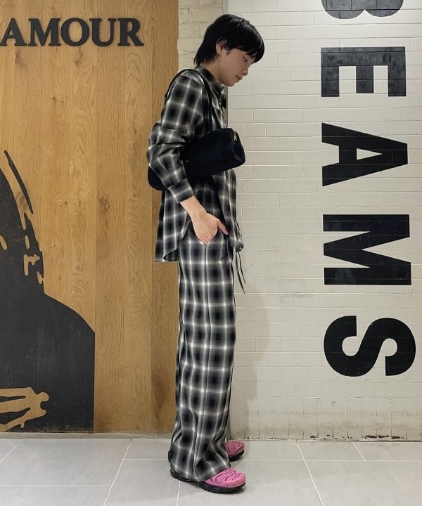 マツミヤさんの「BEAMS WOMEN｜オンブレチェック ワイド パンツ」を使ったコーディネート