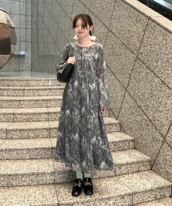 加歩さんの「BEAMS WOMEN｜RBS / ペイズリー レース プリント ワンピース」を使ったコーディネート