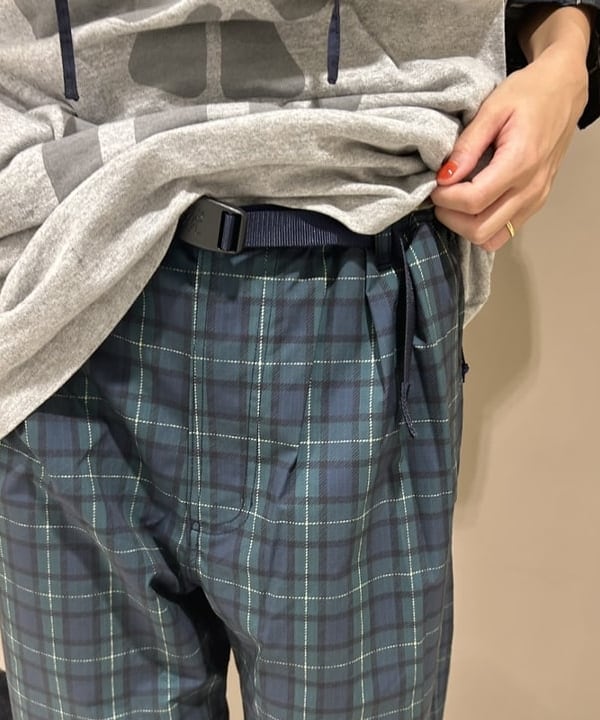 MATSUMOTO AMIさんの「BEAMS WOMEN｜【別注】Gramicci/ リップストップ スラックス」を使ったコーディネート