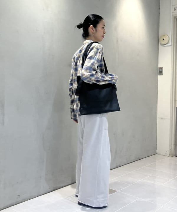 津藤 理佐子さんの「BEAMS WOMEN｜BEAURE × Ray BEAMS / 別注 2WAY バッグ」を使ったコーディネート