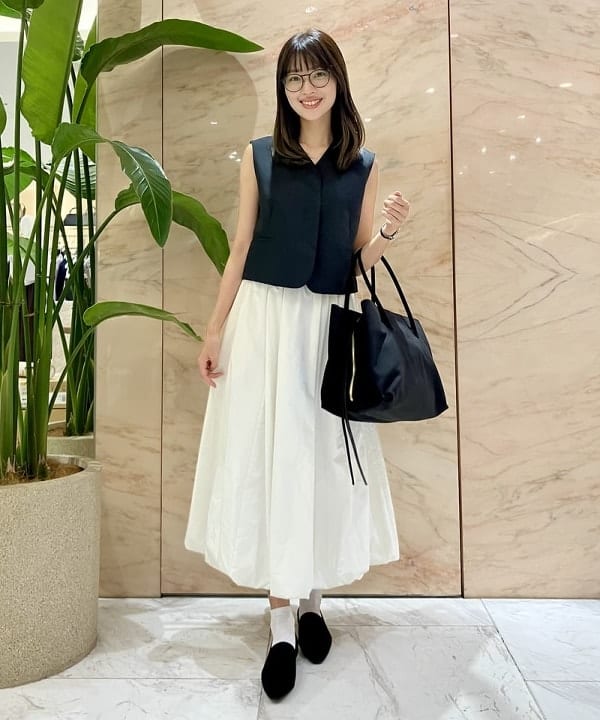 茂野 真楓さんの「BEAMS WOMEN｜ヒヨク Vネック ショートジレ」を使ったコーディネート