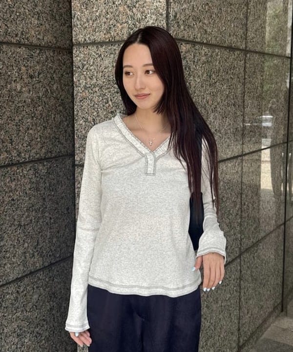 amiriさんの「BEAMS WOMEN｜ギャザー ブレード Vネック トップス」を使ったコーディネート