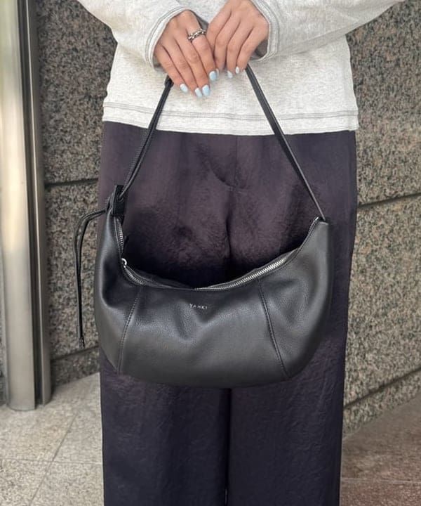 amiriさんの「BEAMS WOMEN｜ギャザー ブレード Vネック トップス」を使ったコーディネート