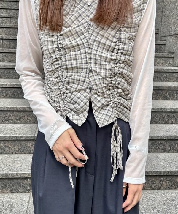 はやしあかねさんの「BEAMS WOMEN｜チェック ギャザー ノースリーブ ブラウス」を使ったコーディネート