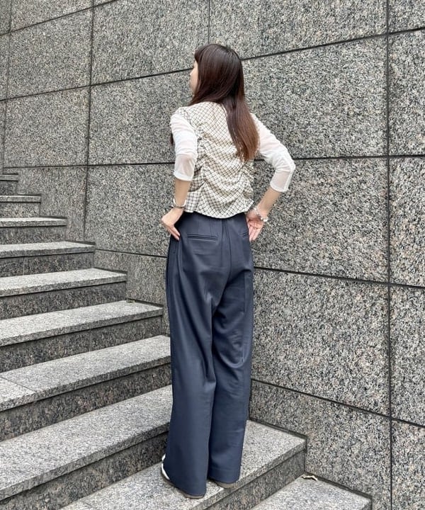 はやしあかねさんの「BEAMS WOMEN｜チェック ギャザー ノースリーブ ブラウス」を使ったコーディネート