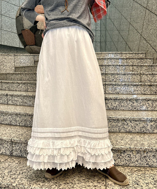 小原 もこさんの「BEAMS WOMEN｜ユーロ ヴィンテージ フリル スカート」を使ったコーディネート