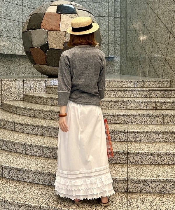 小原 もこさんの「BEAMS WOMEN｜ユーロ ヴィンテージ フリル スカート」を使ったコーディネート