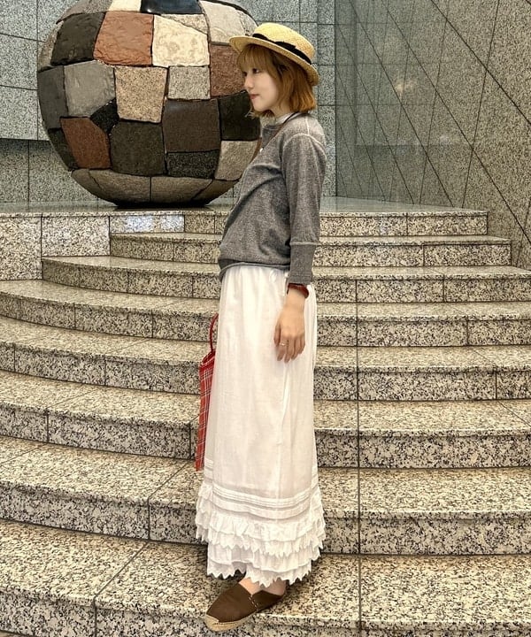 小原 もこさんの「BEAMS WOMEN｜ユーロ ヴィンテージ フリル スカート」を使ったコーディネート
