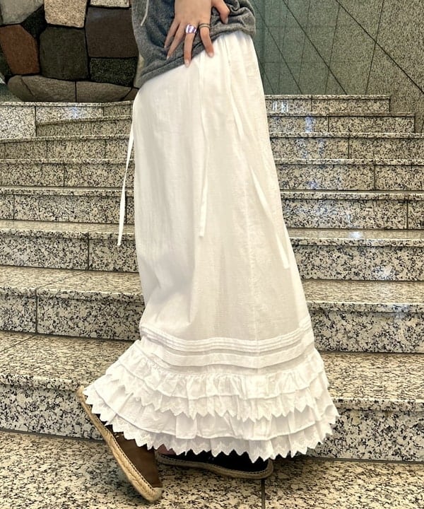 小原 もこさんの「BEAMS WOMEN｜ユーロ ヴィンテージ フリル スカート」を使ったコーディネート