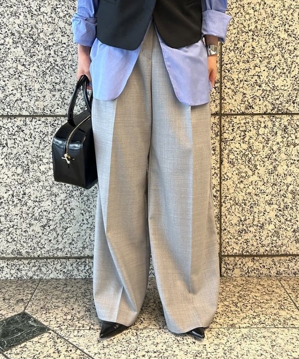 大槻 まひろさんの「BEAMS WOMEN｜ヒヨク Vネック ショートジレ」を使ったコーディネート