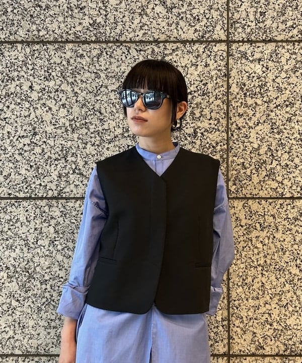 大槻 まひろさんの「BEAMS WOMEN｜ヒヨク Vネック ショートジレ」を使ったコーディネート