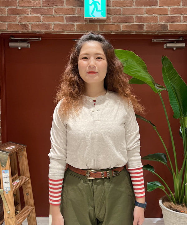 エノモト アミさんの「BEAMS WOMEN｜【別注】Healthknit / BB ヘンリーネック Tシャツ ７分袖」を使ったコーディネート