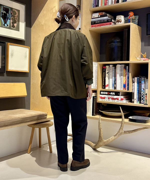 吉野 多恵さんの「BEAMS WOMEN｜BEAMS BOY / ポリエステル ウール シンチ バック スラックス」を使ったコーディネート