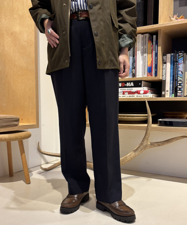 吉野 多恵さんの「BEAMS WOMEN｜BEAMS BOY / ポリエステル ウール シンチ バック スラックス」を使ったコーディネート