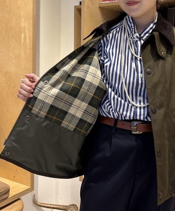 吉野 多恵さんの「BEAMS WOMEN｜BEAMS BOY / ポリエステル ウール シンチ バック スラックス」を使ったコーディネート