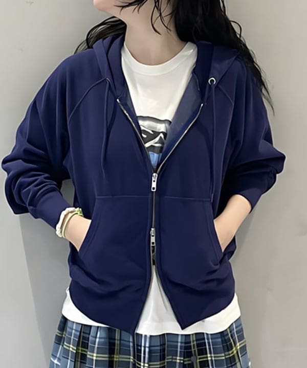 須賀さんの「BEAMS WOMEN｜【別注】PENNEY’S / ベロアパンツ」を使ったコーディネート
