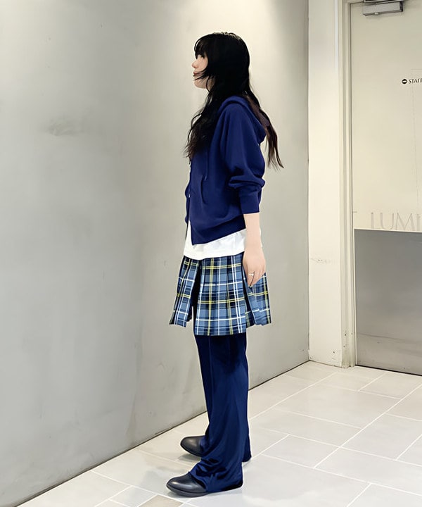 須賀さんの「BEAMS WOMEN｜【別注】PENNEY’S / ベロアパンツ」を使ったコーディネート