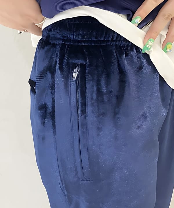 須賀さんの「BEAMS WOMEN｜【別注】PENNEY’S / ベロアパンツ」を使ったコーディネート