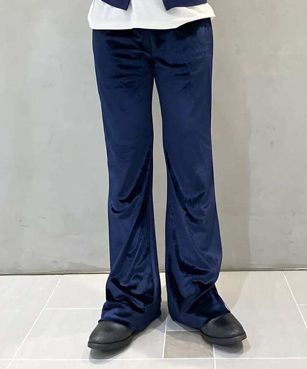 須賀さんの「BEAMS WOMEN｜【別注】PENNEY’S / ベロアパンツ」を使ったコーディネート