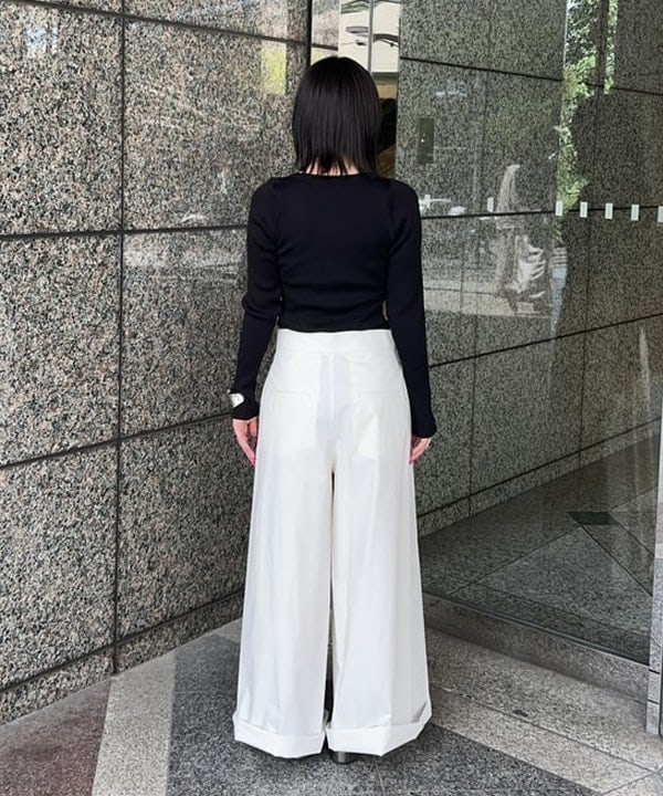 大槻 まひろさんの「BEAMS WOMEN｜AK+1 / シルク コットン 丸胴 プルオーバー」を使ったコーディネート