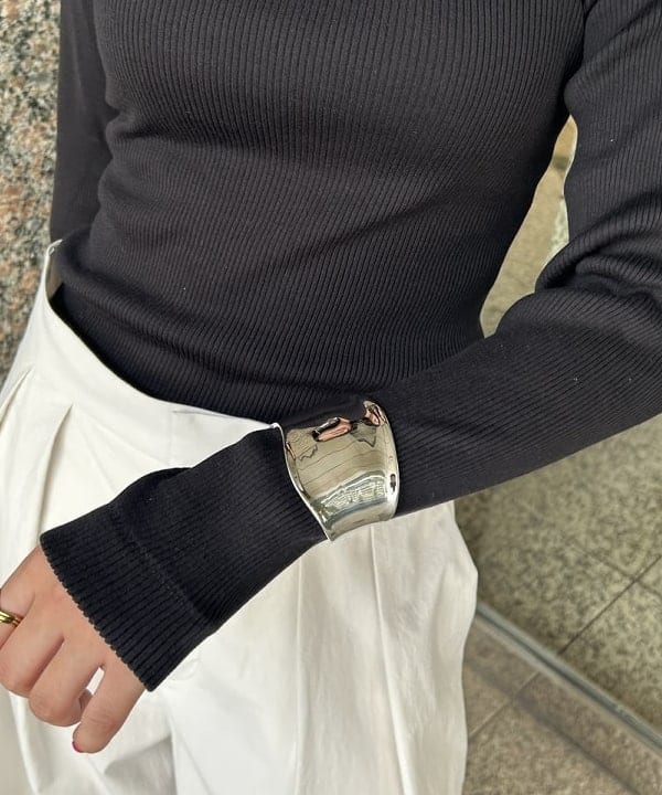 大槻 まひろさんの「BEAMS WOMEN｜AK+1 / シルク コットン 丸胴 プルオーバー」を使ったコーディネート