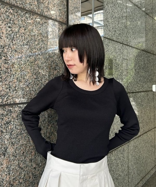 大槻 まひろさんの「BEAMS WOMEN｜AK+1 / シルク コットン 丸胴 プルオーバー」を使ったコーディネート