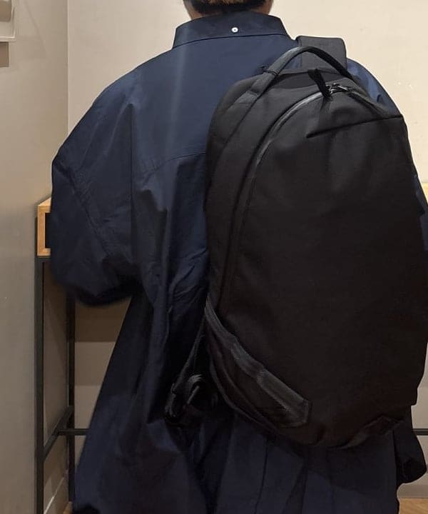 三宅 康平さんの「BEAMS WOMEN｜ABLE CARRY / Daily Plus Cordura re/cor 1000D Black」を使ったコーディネート