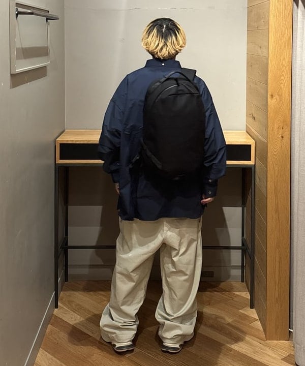 三宅 康平さんの「BEAMS WOMEN｜ABLE CARRY / Daily Plus Cordura re/cor 1000D Black」を使ったコーディネート